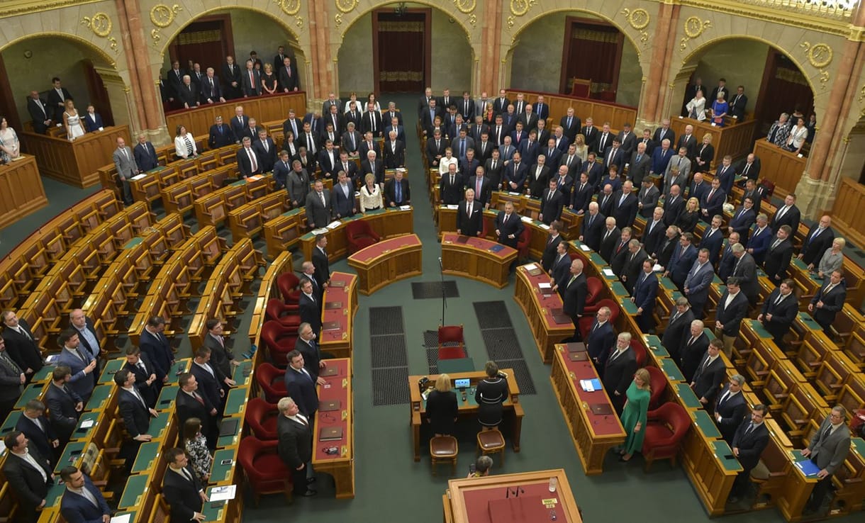 Az ellenzék többsége is megszavazta a havi 200 ezer pluszt magának