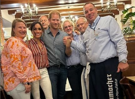 Sörrel és kolbásszal ünnepelte a szülinapját Harry