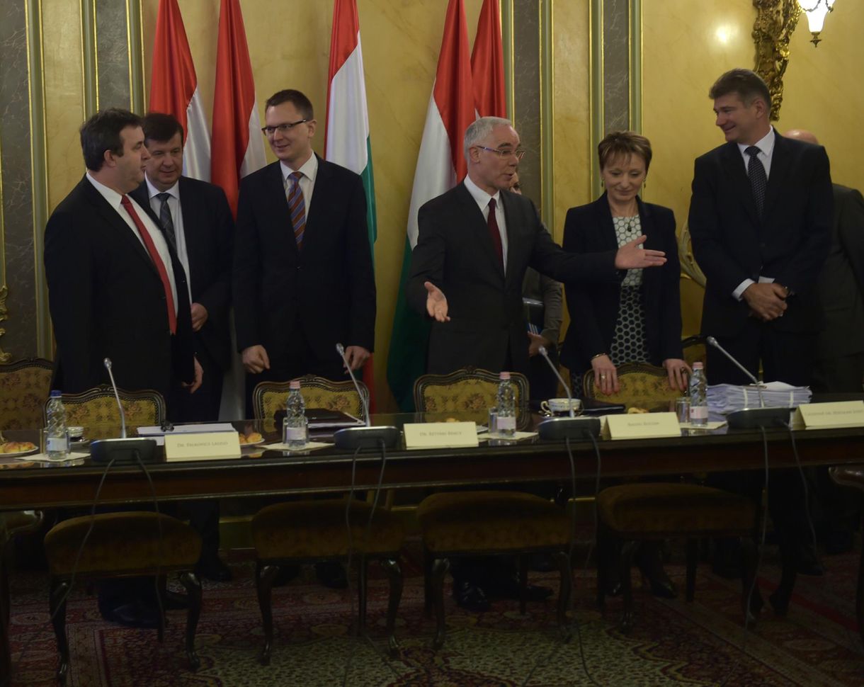 Czunyiné mellé ültették a Herman Ottó igazgatóját a kerekasztalnál