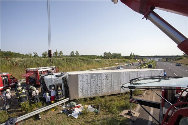 Fotó: tűzoltók szedték ki a beszorult kamionost