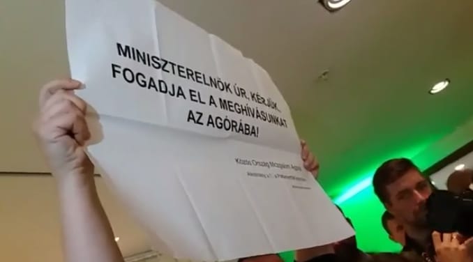 Kivezettek egy meghívót lobogtató aktivistát Orbán iparkamarás beszédéről – videó