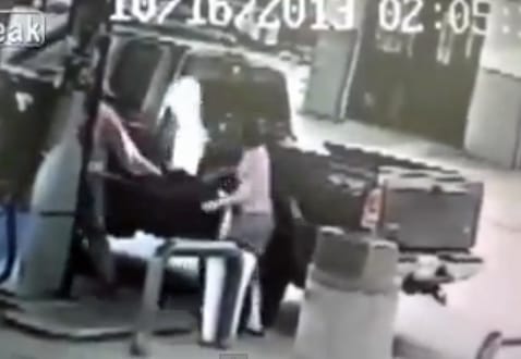 Videó: tankolás közben adott tüzet a nejének, kigyulladt az asszony