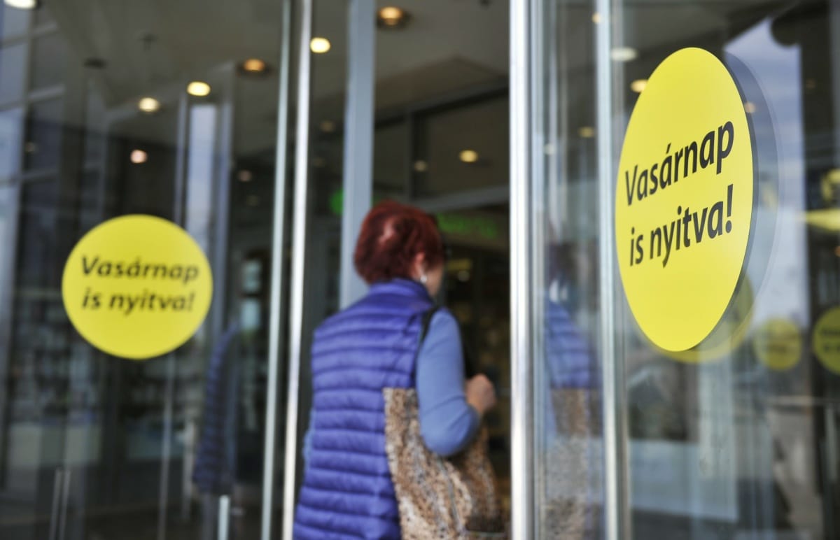 Vasárnapi nyitvatartás: extra adó nélkül csak délig
