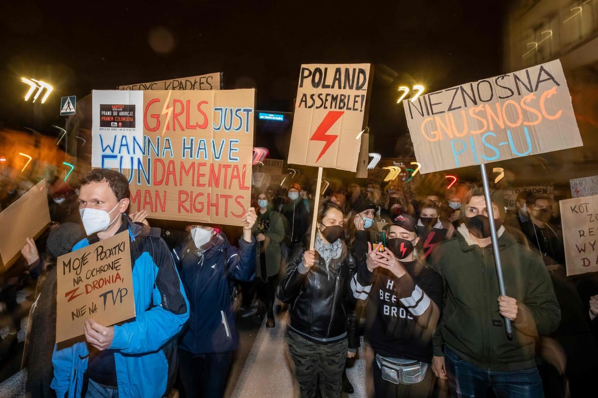 Lengyel tüntetők százezrei kényszerítenék térdre Kaczynskiékat abortuszügyben