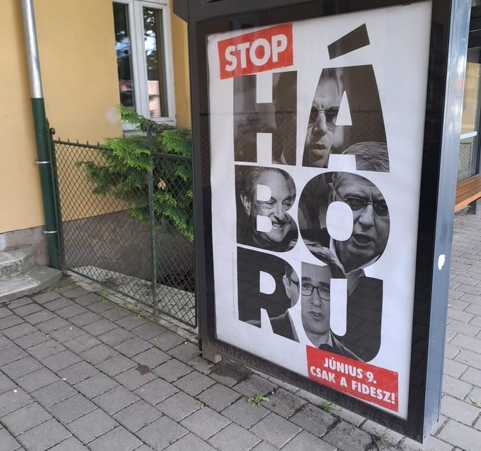 Iskola mellett volt a kormány háborús plakátja Piliscsabán, a szülők kérésére áthelyezik
