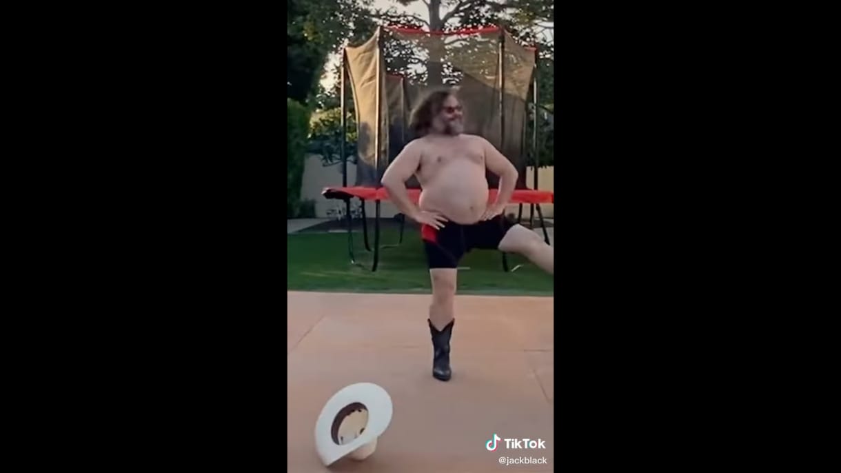 Itt a teljes megőrülés: Jack Black alsógatyában, cowboy-kalapban lejt karanténtáncot