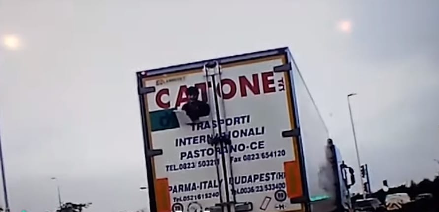 Menet közben próbált kijutni a magyar kamionból egy migráns - videó