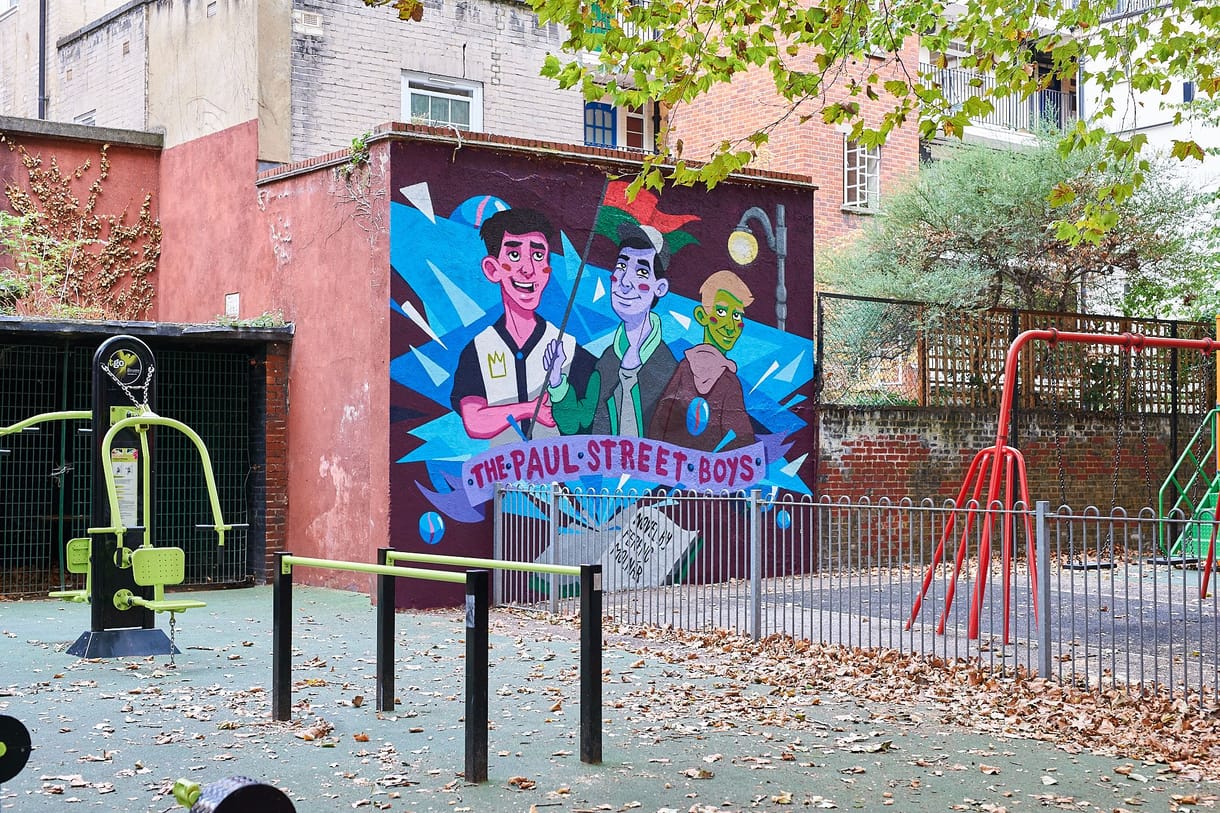 A Pál utcai fiúkról készült graffiti domborít egy londoni házfalon – fotók