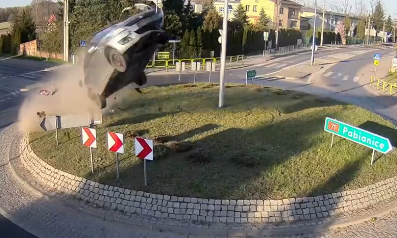 Akciófilmbe illő ugratás egy körforgalomnál: több méter magasra repült a Suzuki – videó