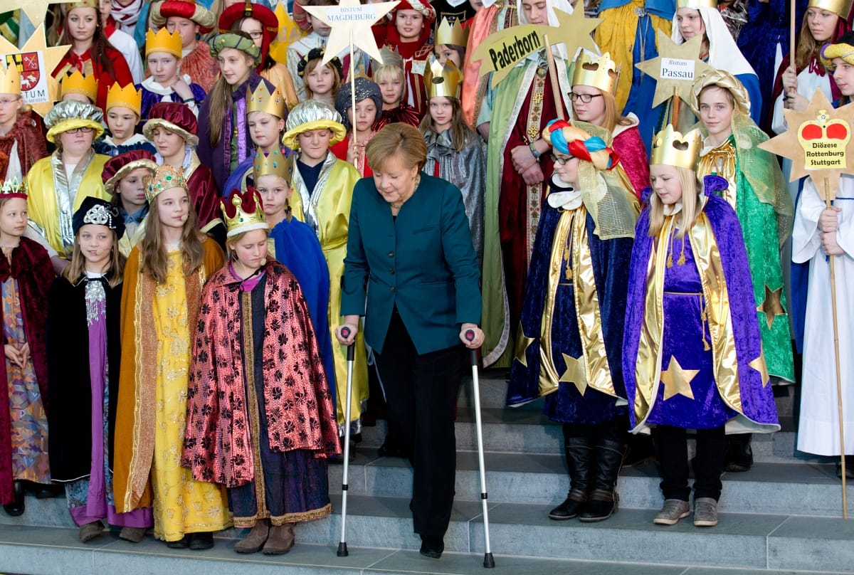 Fotók: így biceg mankóival síbalesete után Angela Merkel