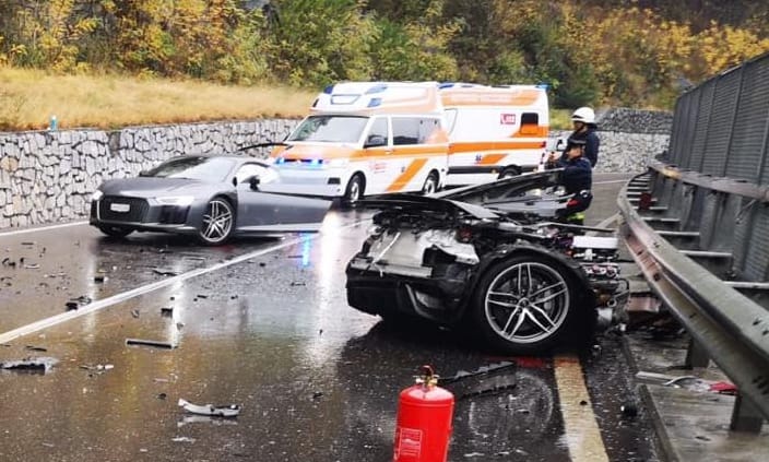 A nap fotói: Kettészakadt ez az Audi R8, de a sofőrnek nem esett baja