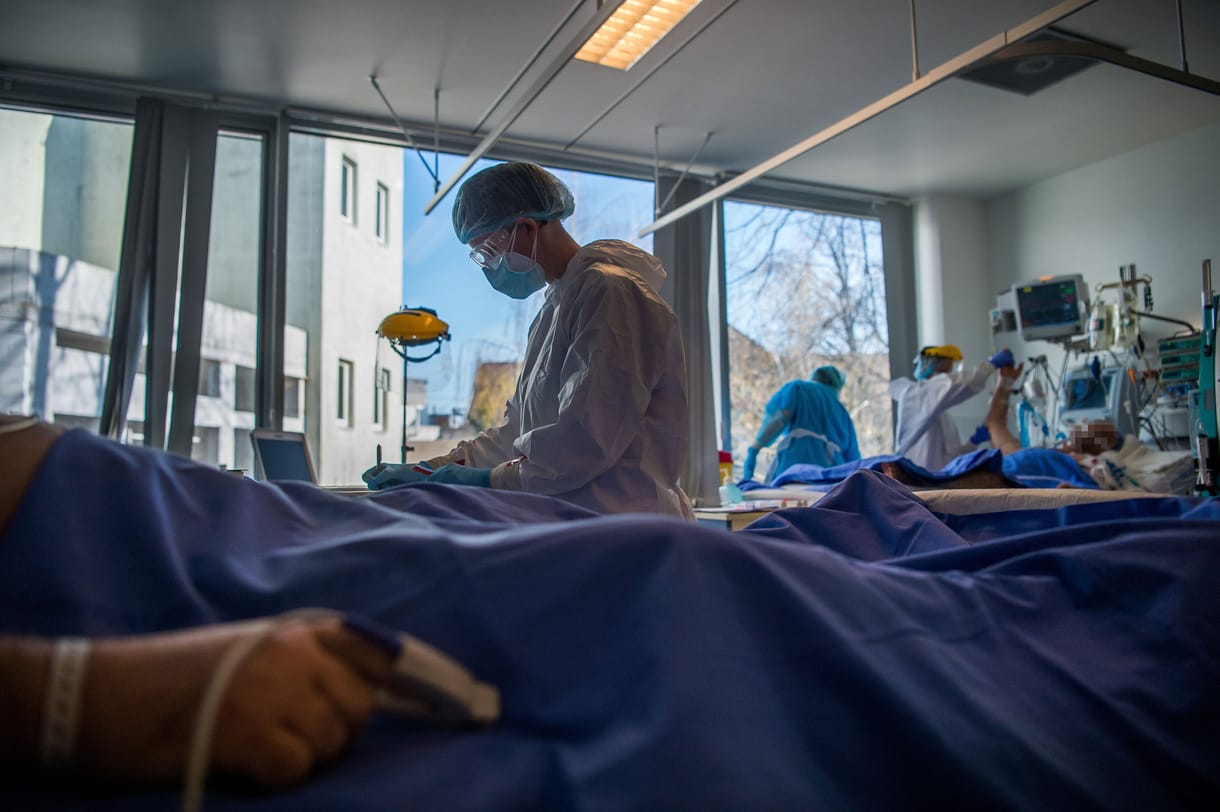 A járvány kezdete óta lakosságarányosan Magyarországon halt meg a legtöbb koronavírusos beteg 