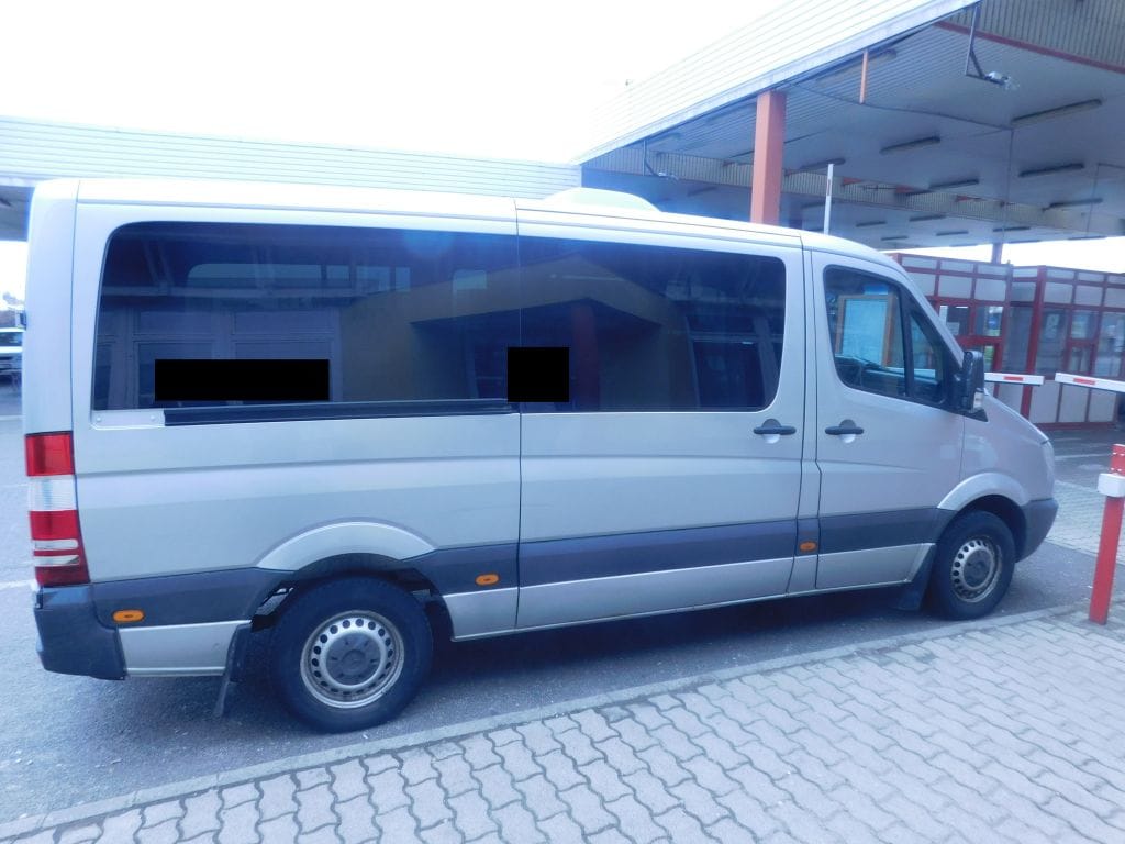 Még szmájli is volt a lopott autó hátulján, de ez sem hatotta meg a rendőröket