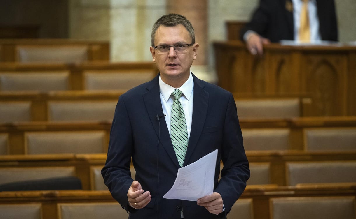 Közpénzből felújított váci rendházban bérelnek irodát Rétvári Bencének