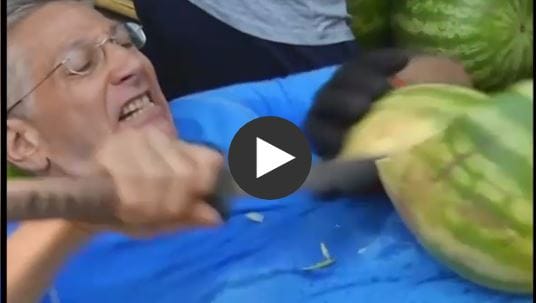 Itt az igazi világbajnok: a saját hasán dinnyét vág (videó)