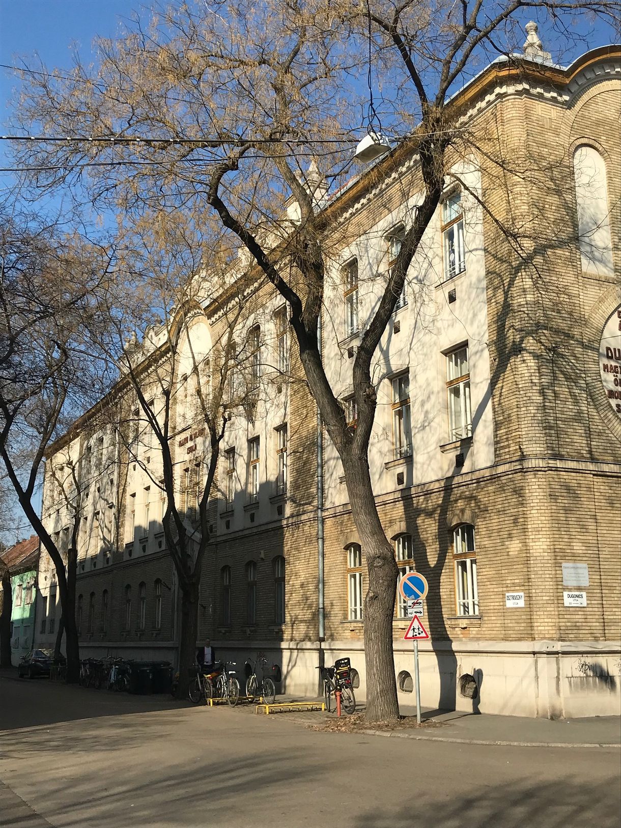 Iványiék bajba jutott iskolájában a tanárok fizetésének rendezésére 1,2 millió forint adomány gyűlt össze