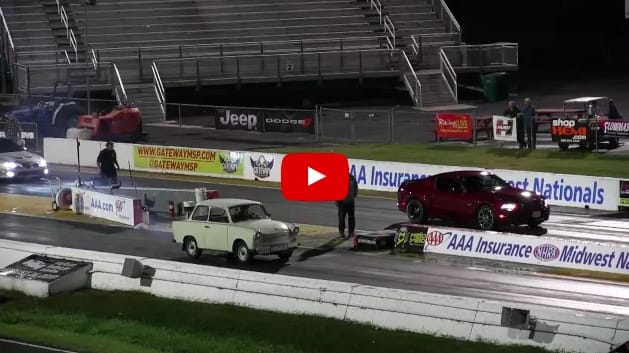 Itt az év gyorsulási versenye: Trabant a Mustang ellen – videó