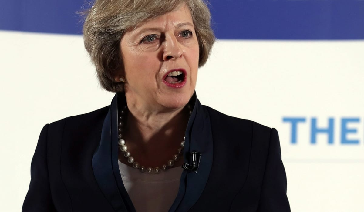 Theresa May, a brit kisemberek Vasladyje