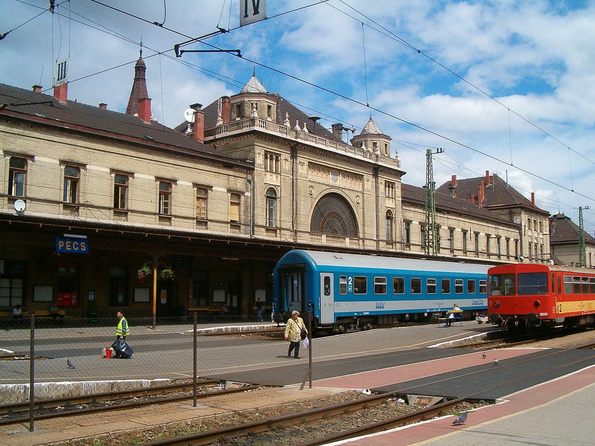 Pár éve újították csak fel a pécsi vasútvonalat, de egy szakaszon ismét pótlóbuszok járnak majd, és az InterCityket sem a Keletiben kell majd keresni