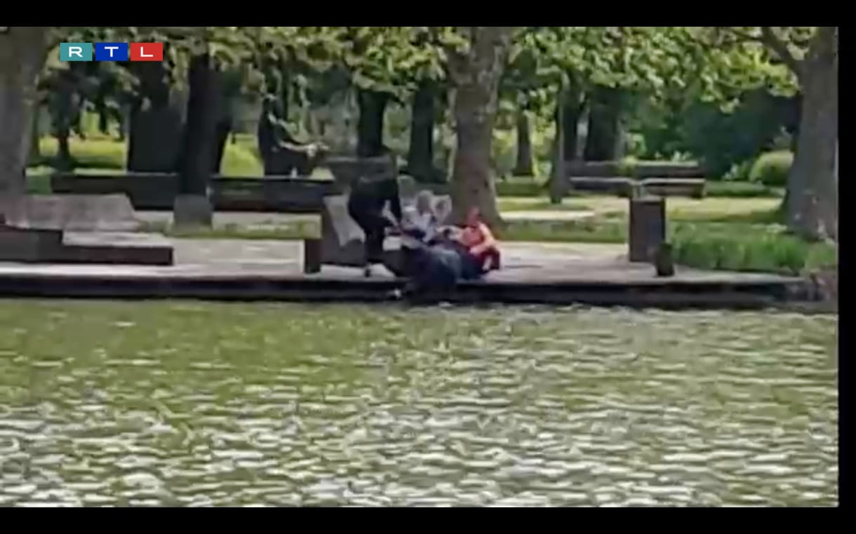 Ki kellett menteni a vízből a horgászni indult mozgássérült férfit – videó