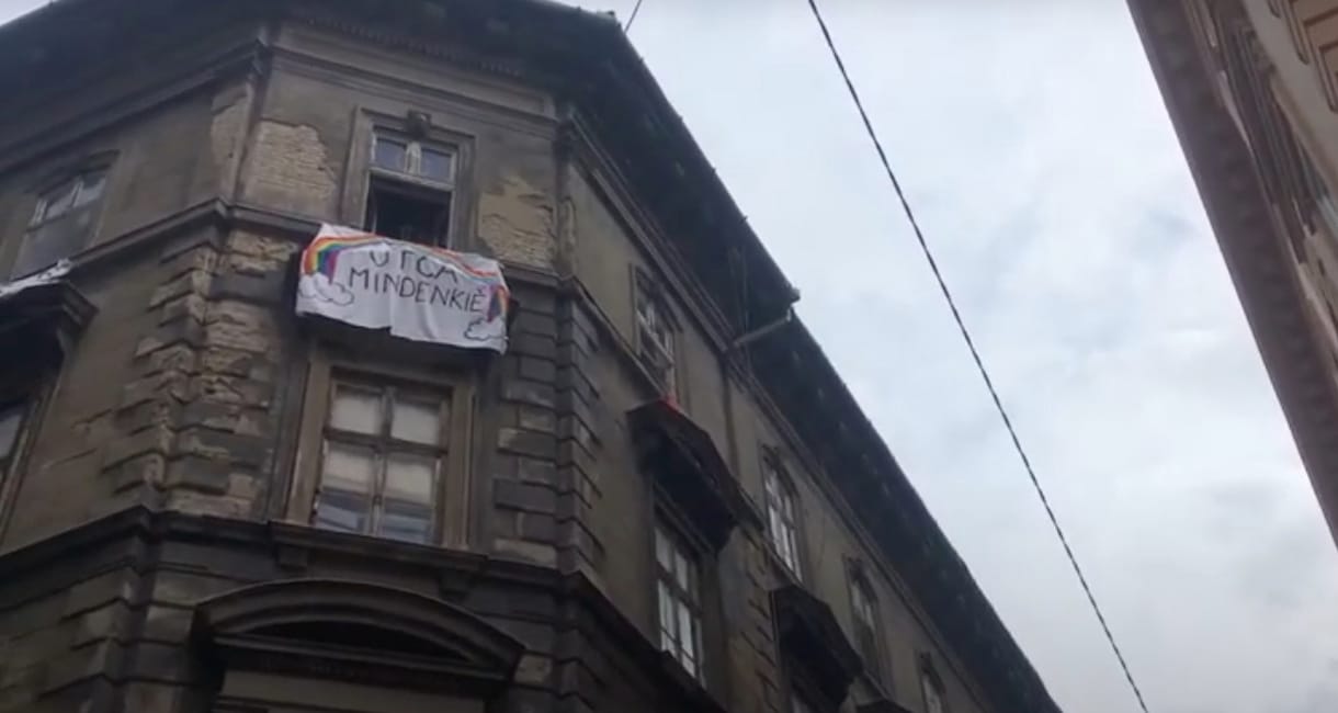 Pride-zenével fogadták a Mi Hazánk tüntetőit a Bródy Sándor utcában