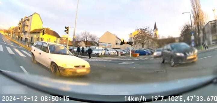 Nem sikerült áthajtani a piroson, erre tolatva majdnem elütött egy gyalogost egy autós – videó