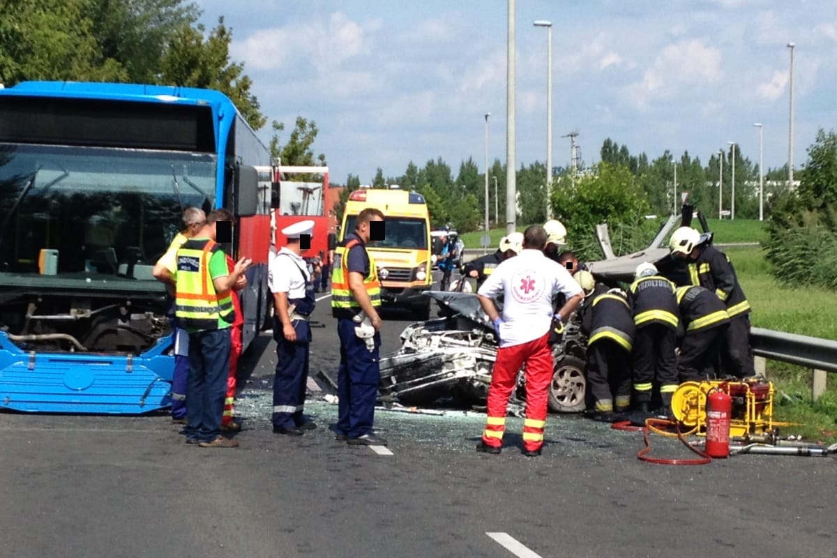 Autó ütközött a 126-os busszal – egy ember meghalt, többen megsérültek