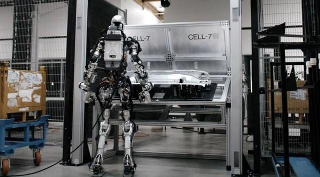 Elképesztő precizitással dolgozik a BMW gyárában a Figure 01 humanoid robot – videó