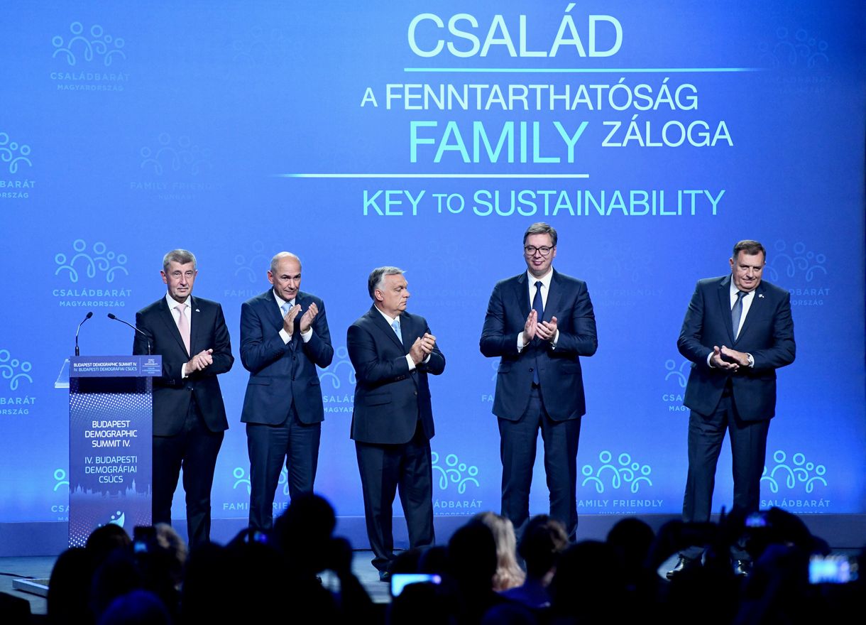 Kezdődik a Demográfiai Csúcs, ahol mások mellett Orbán Viktor, Novák Katalin és Giorgia Meloni keresi a választ, miért nem szülnek a nők