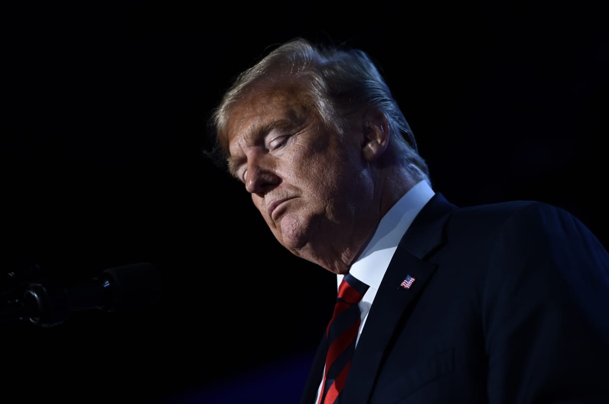 Trump már megint dicsér a kritizálás után – most Theresa Mayt