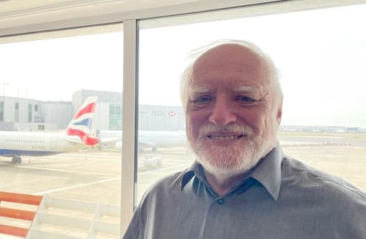 Hide the Pain Harold rendíthetetlen mosolyát a 40 fokos iroda sem tünteti el