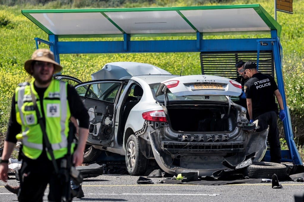 Emberek közé hajtott, majd lövöldözni kezdett egy férfi Haifában, egy ember meghalt