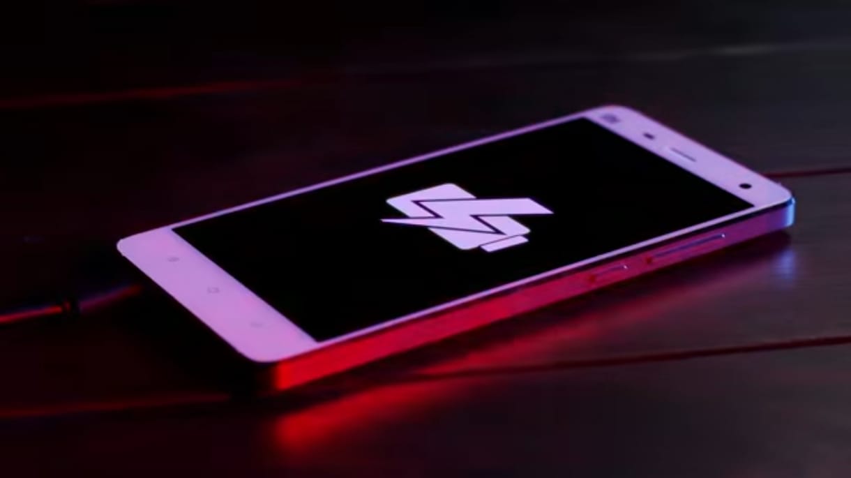 Brutális gyorstöltőt készített az Infinix, pillanatok alatt 100 százalékon lehet a telefon