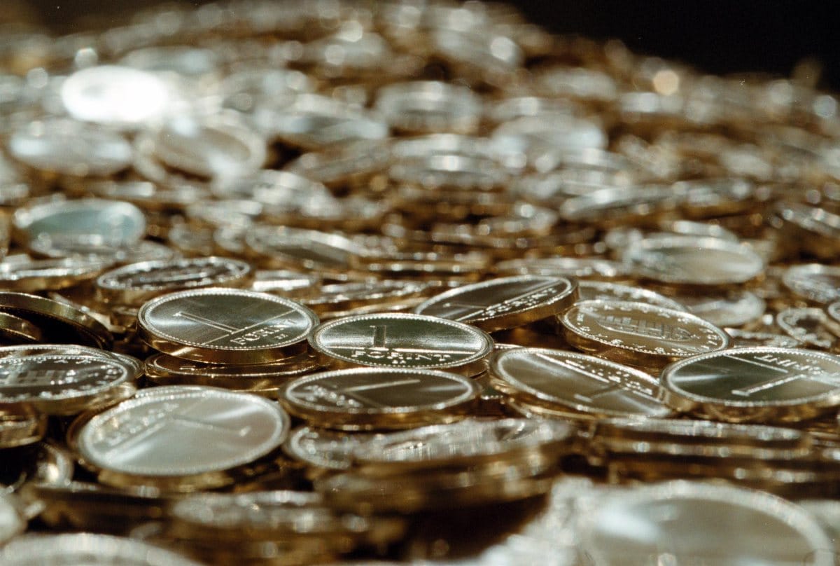 Stabilan kezdi a hetet a forint