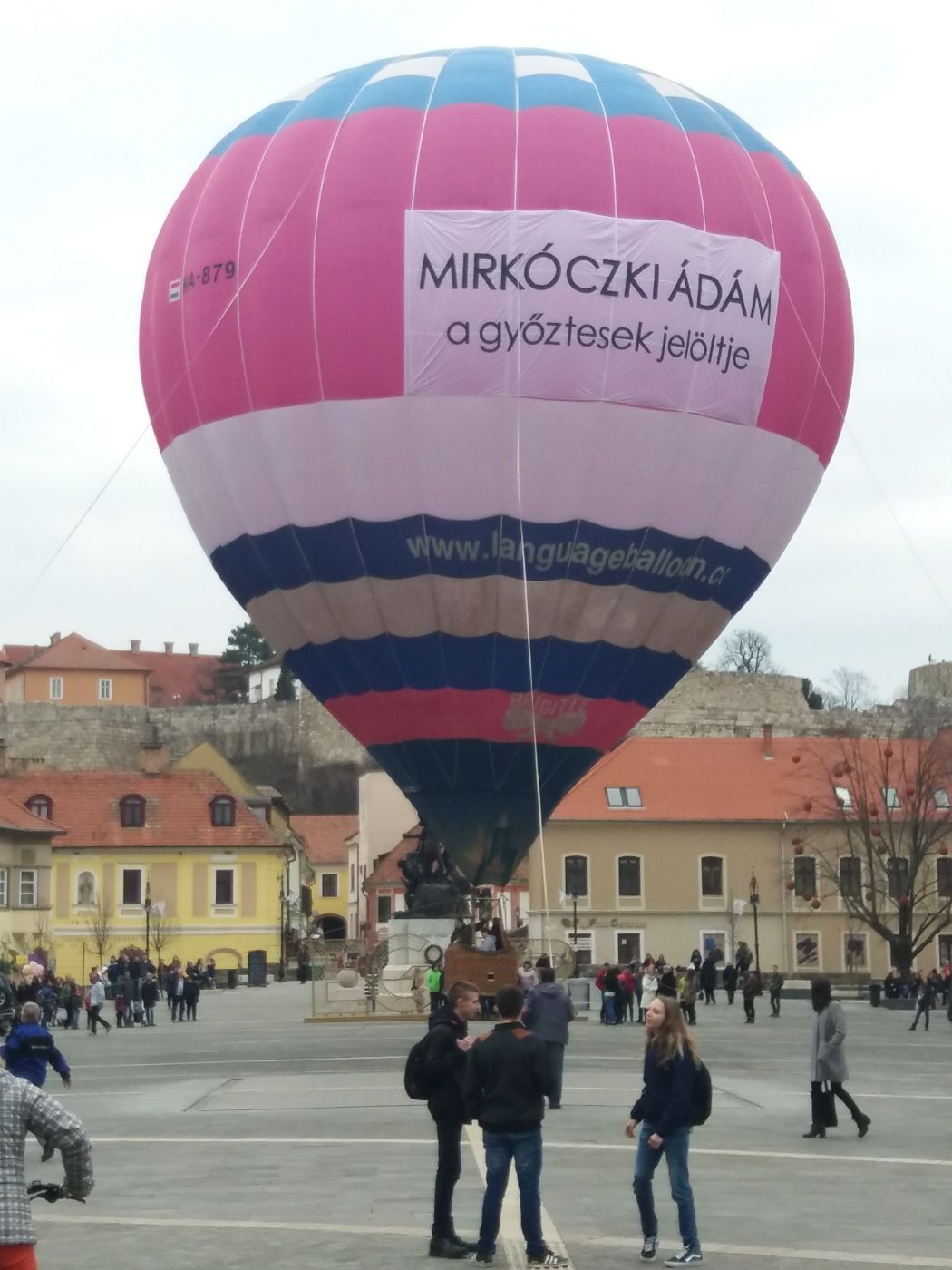 Szivárványos hőlégballonon hirdeti magát a Jobbik