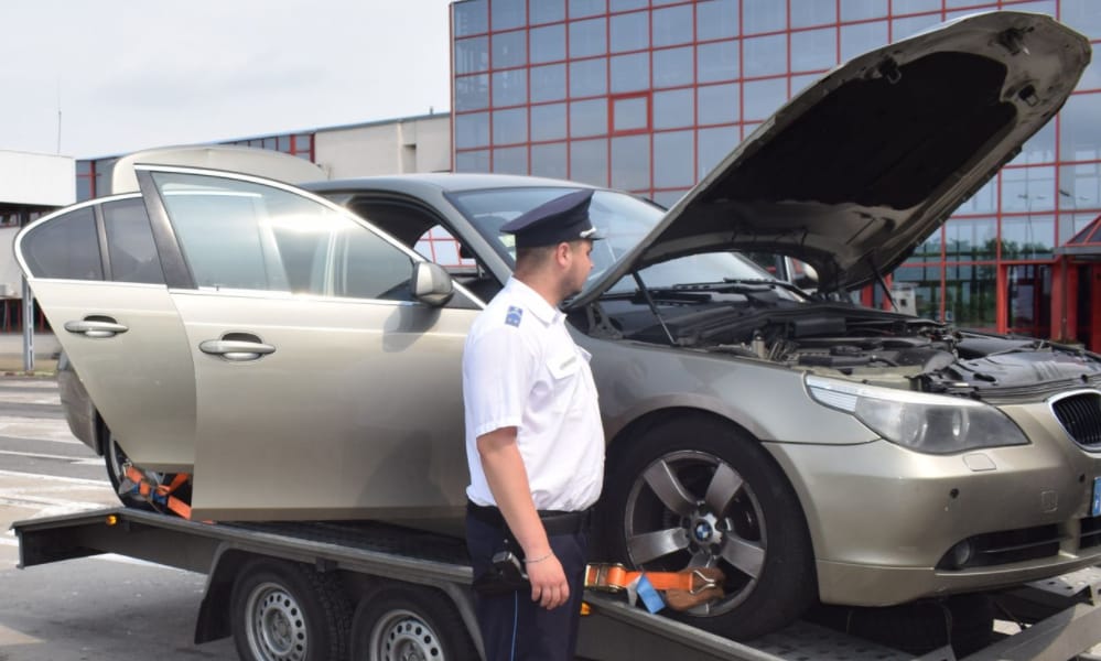 Lopott BMW-vel bukott le a román sofőr a magyar határon