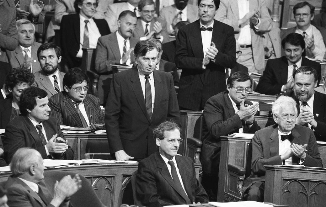 30 éve az üdítően szellemes fideszesek bosszantották az idős házelnököt komolytalan tréfákkal