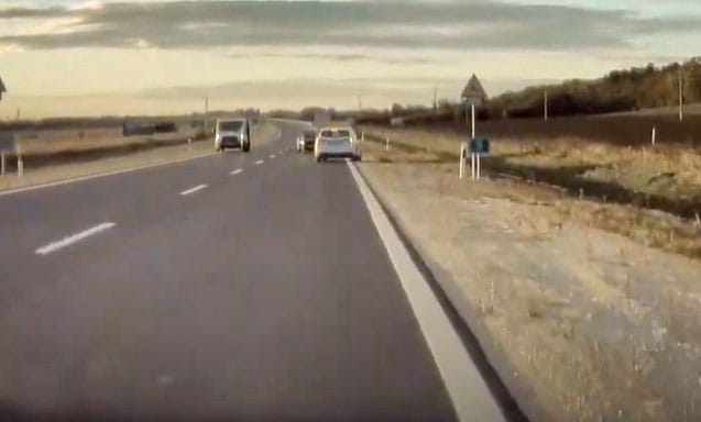 Megbánta az életveszélyes előzést az autós, akit fedélzeti videó alapján kaptak el