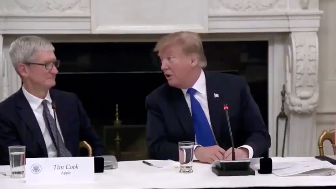 Videó: Nagyot bakizott Donald Trump, Tim Cook meg faarccal nézte