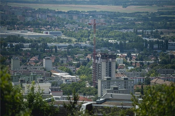 Eltűnt tíz emelet a pécsi szellemtoronyból - fotó