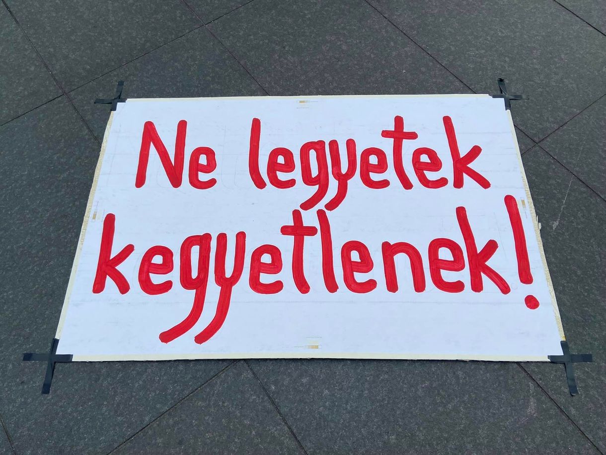Megszavazták a szociális törvényt, miközben a Parlamentnél a civilek hullazsákokban, az ellenzék meg „Lex Megdöglesz” pólókban tüntetett