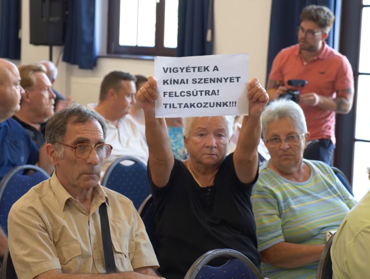 Akkugyár-ellenességéről próbálta győzködni a fótiakat a fideszes polgármester, de kifütyülték - videó