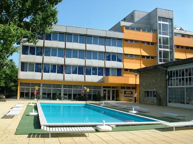 Most kell bedőlt luxushotelt venni a Balatonnál