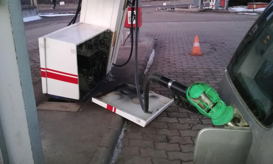 A nap fotója: a gyöngyösi mercis, aki magával rántotta a benzinkút töltőoszlopát