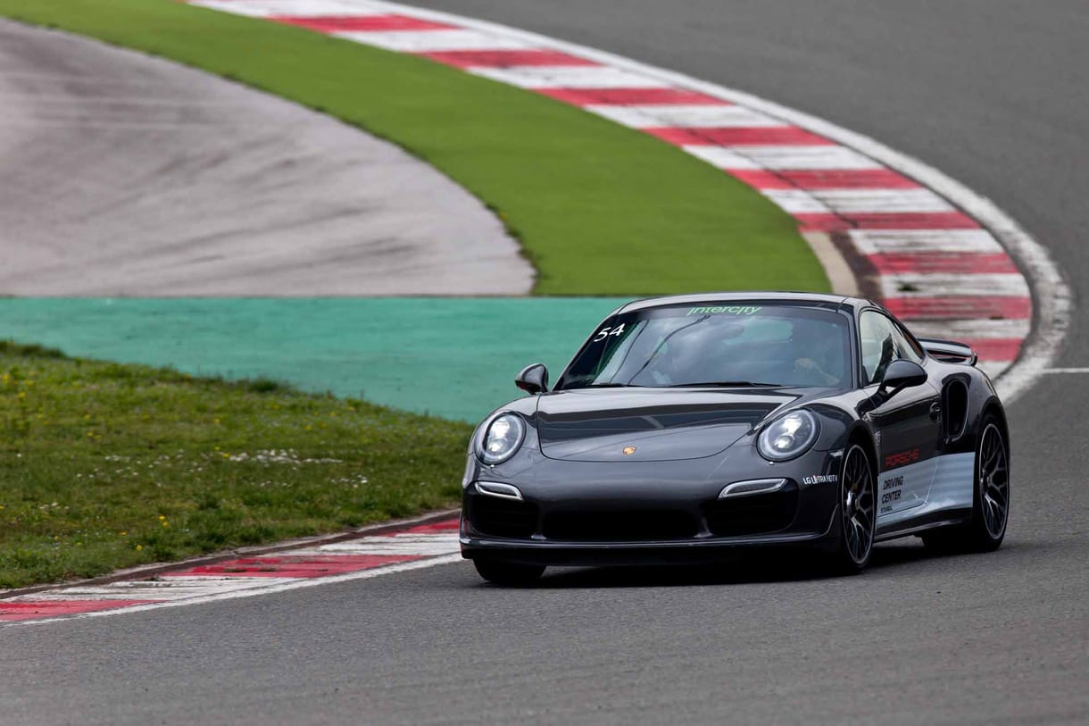 Ne kerülj a baleseti rovatba! - kijártuk a Porsche-akadémiát
