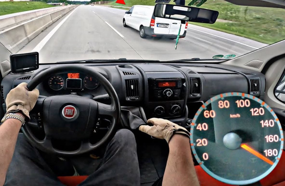 A gyári adatokra rácáfolva szalad a Fiat Ducato 200 km/h környékén - videó
