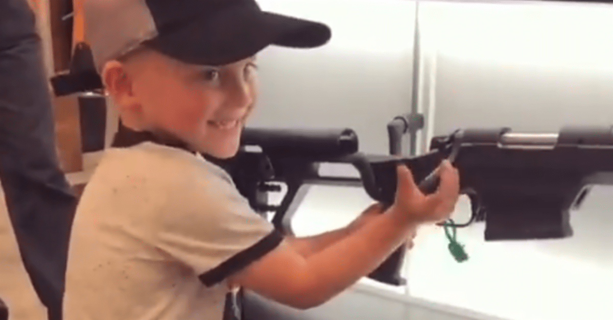 A nap legdurvább videója, amikor egy négyéves amerikai kisfiú pózol egy gépfegyverrel