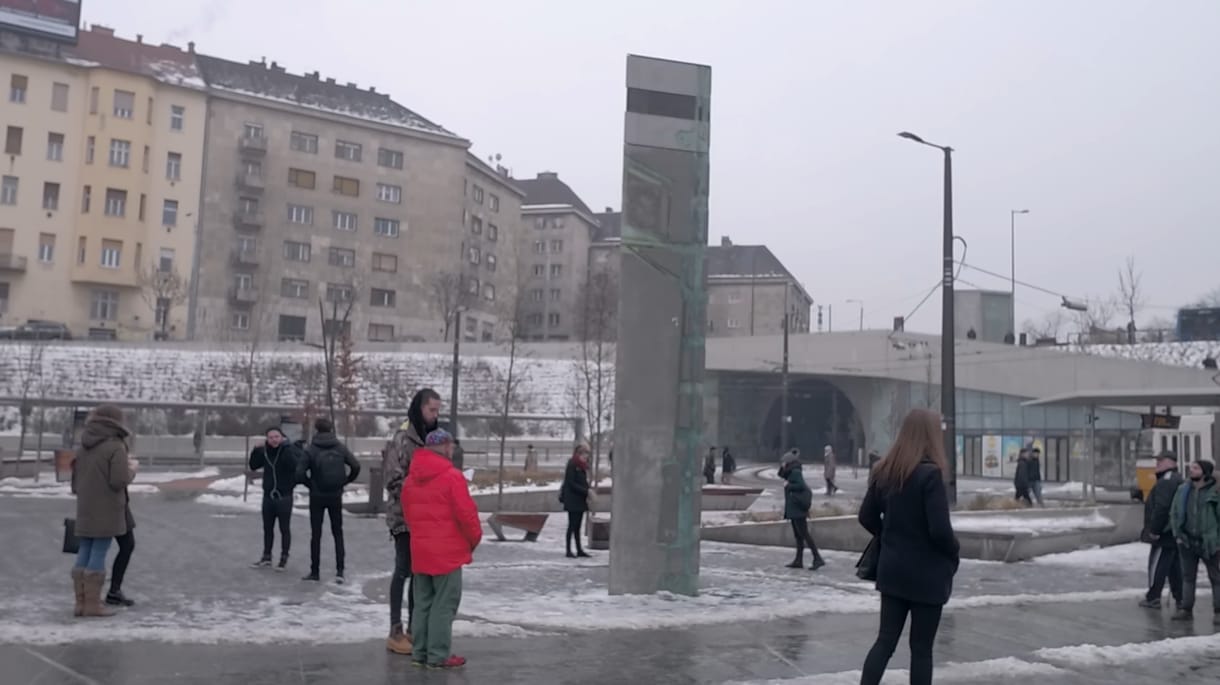 Nem csak az órák, a járókelők is megálltak a Széll Kálmán téren