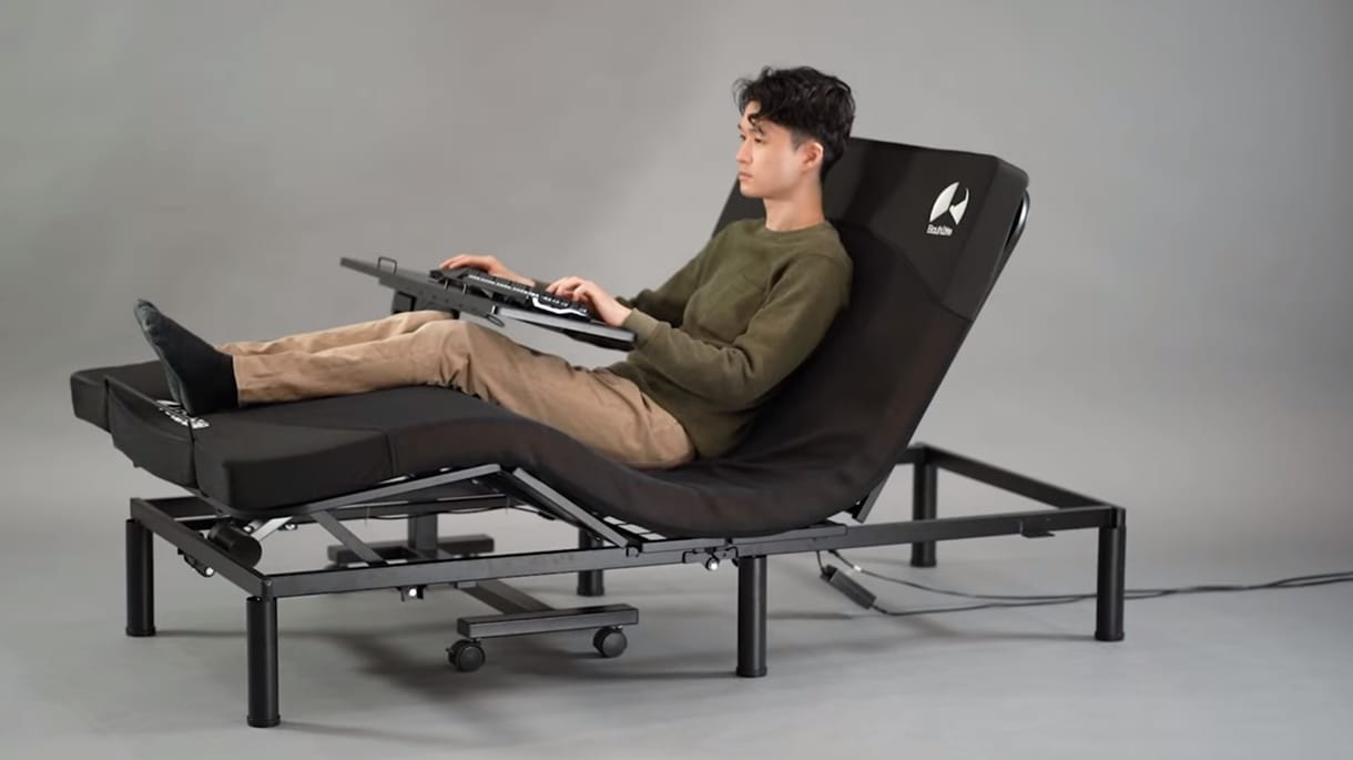 Elkészült a gamerágy, ami gombnyomásra fotellé alakul – videó