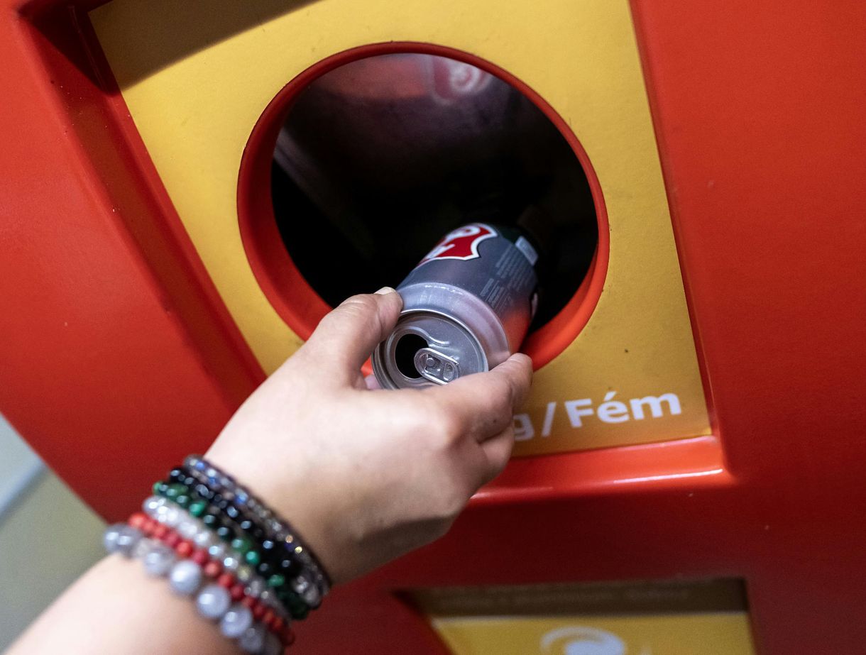 Azt is látják, ha hajszál kerül a gépezetbe. Mi történik a visszaváltó automaták nyílása mögött?